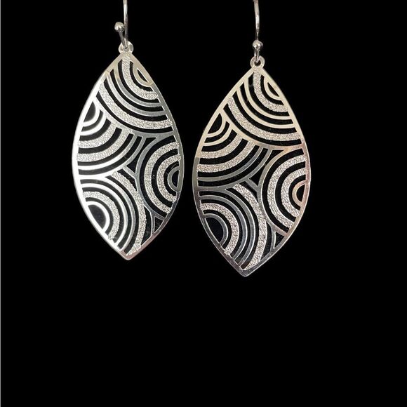 💎2/$15 SILVERTONE OPEN SWIRL EARRINGS - Picture 2 of 3